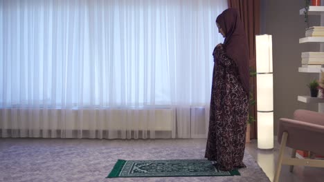 Die-Muslimische-Frau,-Die-Allah-Ihre-Hände-öffnet,-Betet-Mit-Den-Aufrichtigsten-Gefühlen-Zu-Allah.